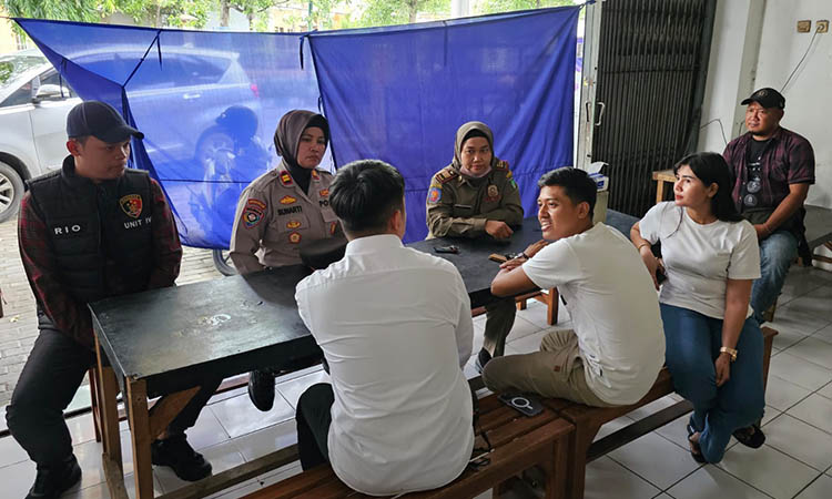 CEK LOKASI: Polres Pasuruan mendatangi tempat penukaran uang baru di Toko Wildan, berada di Desa Sidowayah, Kecamatan Beji, Senin (24/3).