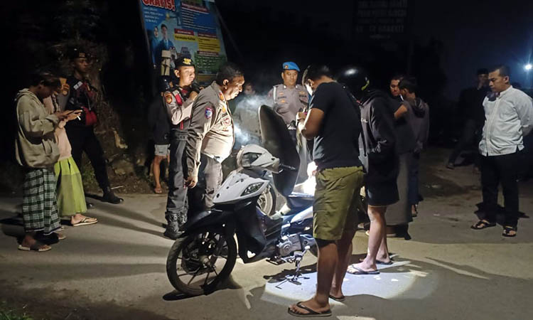 PERIKSA: Petugas gabungan saat melakukan pemeriksaan terhadap pengendara yang melintas di wilayah Genengan, Kecamatan Gempol. Selama penyekatan berlangsung, 16 pengguna narkoba berhasil diamankan.