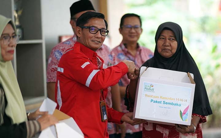 PEDULI: Dwi Juli Harsono, Senior Manajer PLN Nusantara Power UP Paiton menyerahkan bantuan sembako kepada masyarakat Desa Binor.