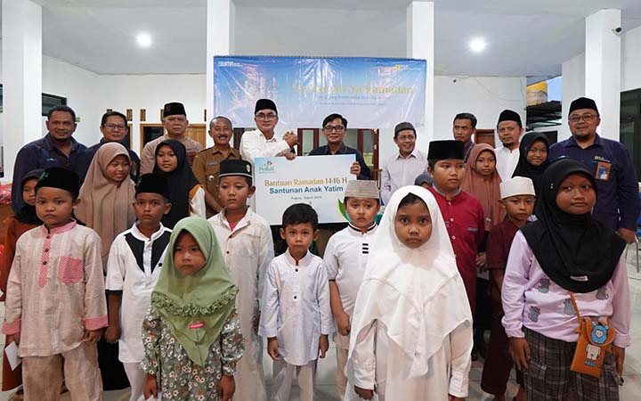 BERBAGI: Anak yatim dan para penerima Berkah Nusantara berfoto bersama saat penyerahan santunan dan bantuan di Desa Banyuglugur, Situbondo.