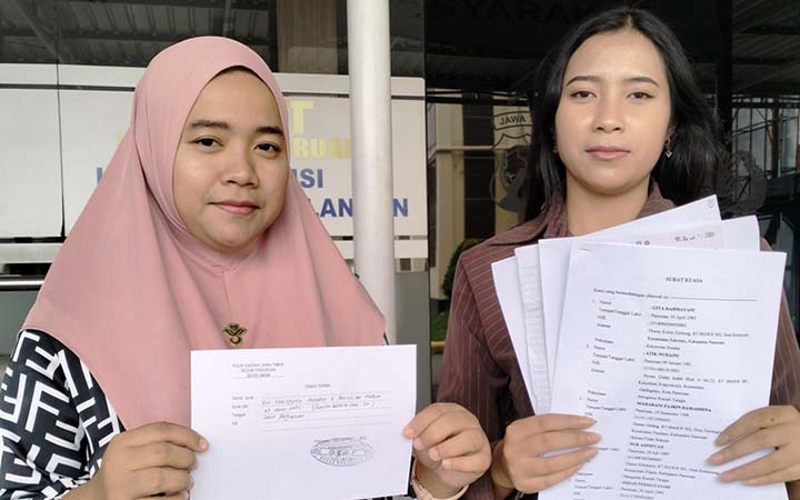 Indah Permata Sari (kiri) didampingi kuasa hukumnya saat melapor arisan macet di Sukorejo, Kabupaten Pasuruan, Kamis (27/3). (Rizal Syatori/ Radar Bromo)