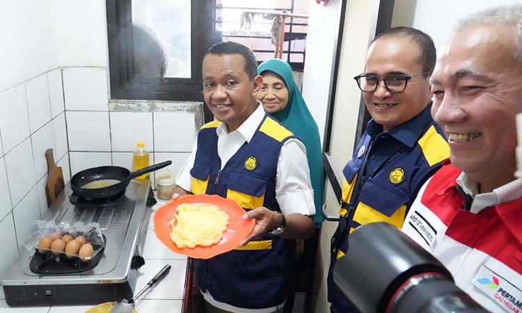 Menteri ESDM Bahlil Lahadalia saat memantau ketersediaan energi menjelang Idul Fitri 2025 di Surabaya.