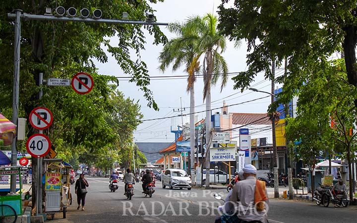 DILENGKAPI KAMERA PENGAWAS: Ruas Jalan Panglima Sudirman, Kota Pasuruan, yang dilengkapi kamera ETLE. Dalam 3 bulan, ada 3.704 pelanggar lalin yang terekam ETLE. (Mokhamad Zubaidillah/ Radar Bromo)