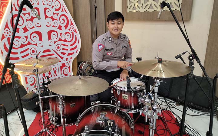 Aksi  Brigadir Arif Ardiansyah saat main drum. (Rizal Syatori/ Radar Bromo)