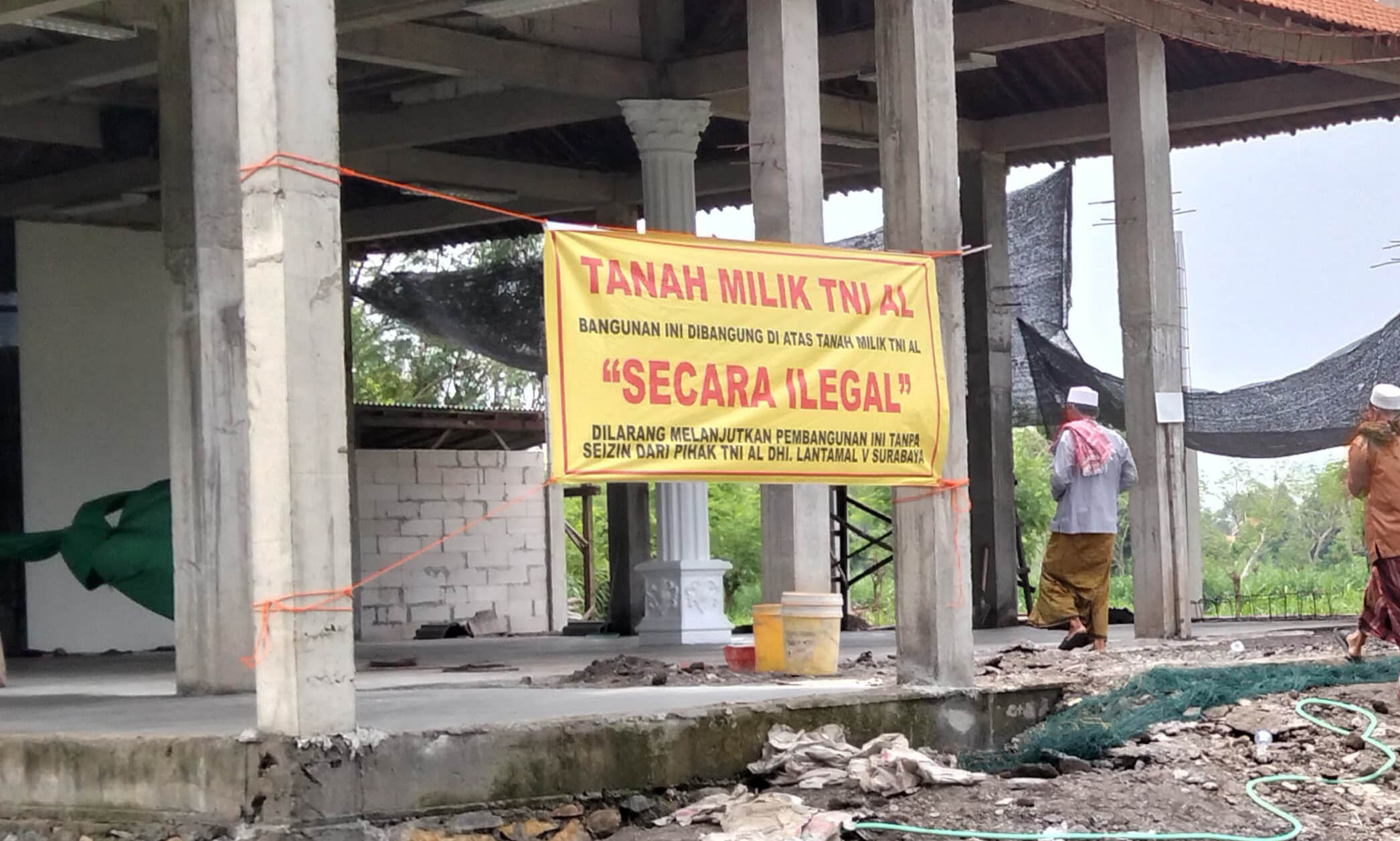 DISEGEL: Masjid di Dusun Tampung Randu, Desa Tampung, Kecamatan Lekok yang pembangunannya dihentikan paksa. Nampak segel yang dipasang di area masjid.