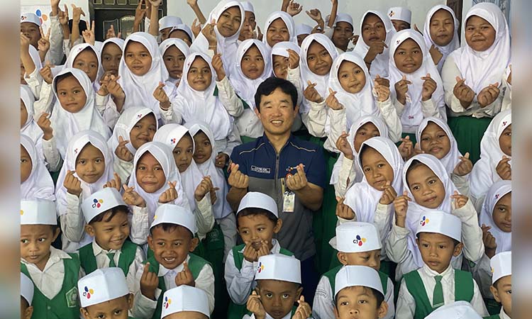 ANTUSIAS: Wajah penuh senyum dari para santri menyambut kedatangan jajaran manajemen PT. Cheil Jedang Indonesia.