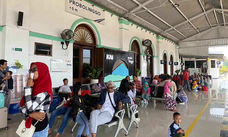 TUNGGU: Penumpang KA di Stasiun Probolinggo yang tengah menunggu kedatangan kereta api. Lonjakan penumpang terjadi sejak pekan lalu.