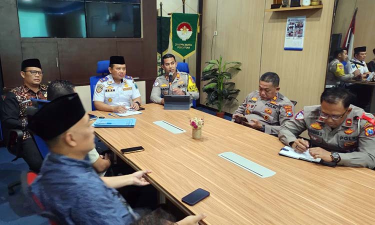 RAKOR: Asisten Pemerintahan dan Kesra Pemkab Probolinggo Hari Kriswanto memimpin rakor keselamatan perlintasan kereta api dan rekayasa lalu lintas GWS, Kamis (27/3).