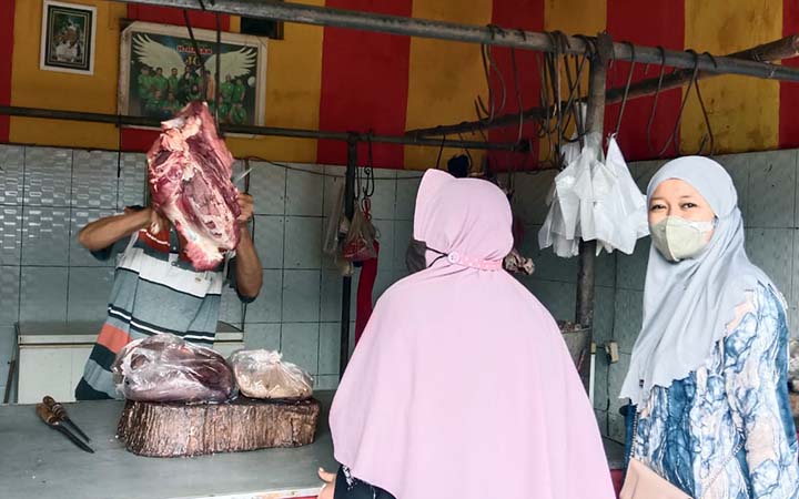PERMINTAAN NAIK: Warga Kota Probolinggo sedang berbelanja daging sapi di Pasar Baru Kota Probolinggo, (29/3). (Inayah Maharani/ Radar Bromo)