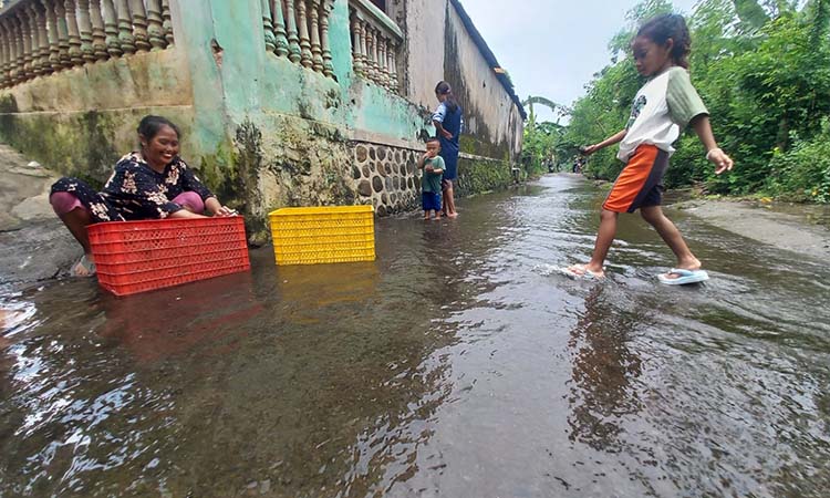TERGENANG: Jalan Nangka di Kelurahan Sumber Wetan, Kecamatan Kedopok, Kota Probolinggo, tergenang air hingga setinggi mata kaki, kemarin (28/3). (Inneke Agustin/ Radar Bromo)