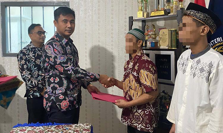 DAPAT REMISI: PM (baju batik berpeci), warga binaan pemasyarakatan (WBP) di Lapas Probolinggo mendapat remisi khusus di Hari Raya Nyepi, Kamis (28/3). (Istimewa)