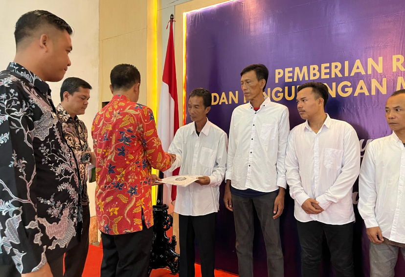 REMISI: Kalapas Kelas IIB Pasuruan Tri Wibawa Krisriana memberikan SK remisi kepada sejumlah warga binaan di Lapas IIB Pasuruan.