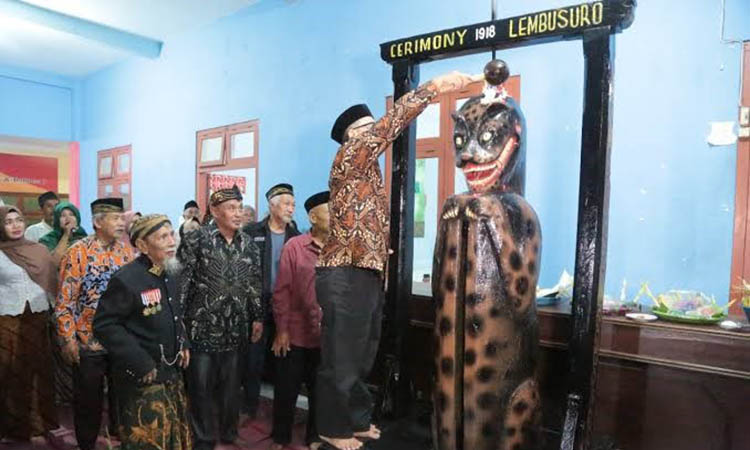 SAKRAL: Prosesi jamas pada acara Belah Jimat Kentongan Lembu Suro yang berada di Kelurahan Mangunharjo, Kecamatan Mayangan, Kota Probolinggo.