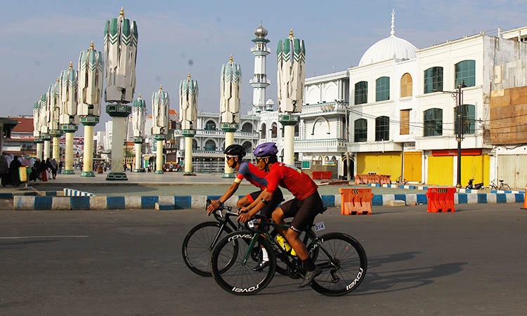 JALUR KOTA: Sejumlah cyclist saat melintas di area Kota Pasuruan. Rencana Pemkot untuk membangun jalur sepeda di Jalan Wahid Hasyim menguap.