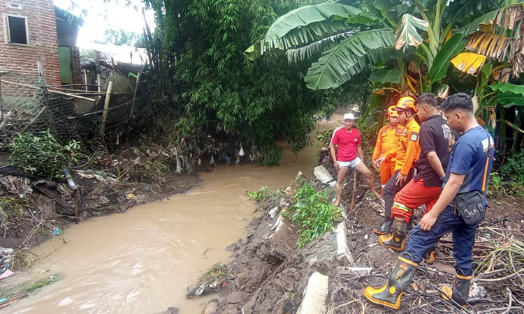 JEBOL: Tanggul di Rujak Gadung, Kelurahan Karangketug, Kecamatan Gadingrejo, Kota Pasuruan yang jebol. Pembenahan darurat akan dilakukan, untuk mengantisipasi luberan air ke pemukiman warga.