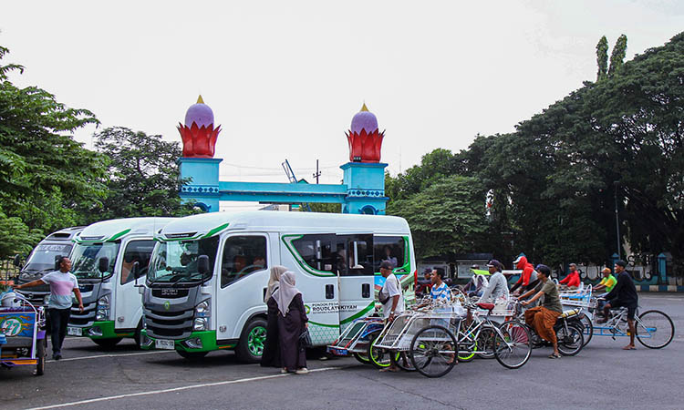 MENGGELIAT: Kawasan Terminal Wisata yang menjadi tempat untuk parkir kendaraan bus wisata. Sejauh ini, perolehan pendapatan dari retribusi bus tersebut, cukup baik.