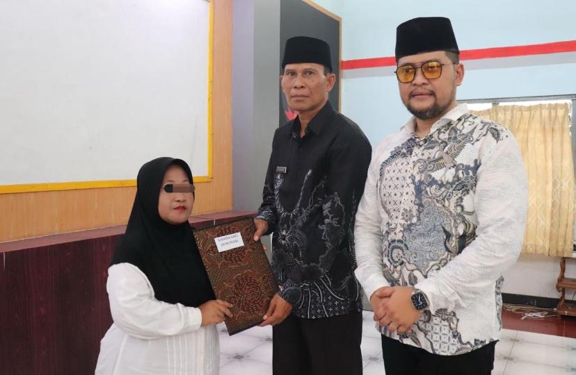 SIMBOLIS : Petugas Rutan Kelas IIB Kraksaan memberikan remisi khusus hari raya idul fitri 1446 H kepada WBP yang berhak.