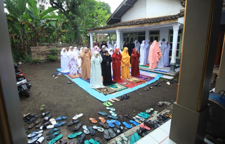 SELISIH SEHARI: Masyarakat muslim Alif Rebo Wage (Aboge) di Dusun Krajan Desa/Kecamatan Leces, Kabupaten Probolinggo, melaksanakan salat Idul Fitri, Selasa (1/4)  di Musala Al-Barokah di Leces.