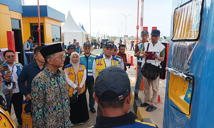 CEK: Menteri Pekerjaan Umum, Dody Hanggodo (batik) saat berada di gerbang tol Kraksaan, Rabu (2/4). Ia datang untuk mengecek pengoperasian sementara jalan tol setempat.&nbsp;