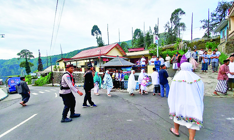 ANTUSIAS: Umat Muslim Suku Tengger tampak antusias menuju Masjid Al Hidayah untuk menjalankan Salat Idul Fitri, Senin (31/3) pagi.