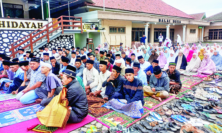BERSIAP: Sejumlah masyarakat muslim Tengger yang tengah bersiap melaksanakan Salat Idul Fitri 1446 Hijriah di Masjid Al Hidayah, tepatnya di dekat Balai Desa Wonokerto, Kecamatan Sukapura