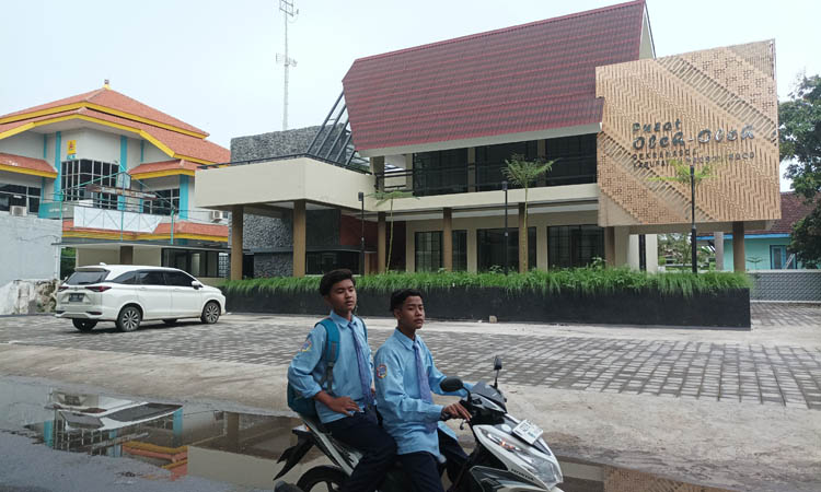 DIPANTAU: Petugas memantau arus lalu lintas di Exit Tol Paiton. Diprediksi saat arus balik ruas tol ini akan mengalami peningkatan.