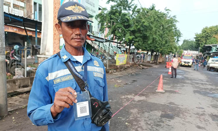 TINGGAL SCAN: Jukir di Kabupaten Probolinggo memperlihatkan QRIS untuk mempermudah pembayaran parkir nonberlangganan.