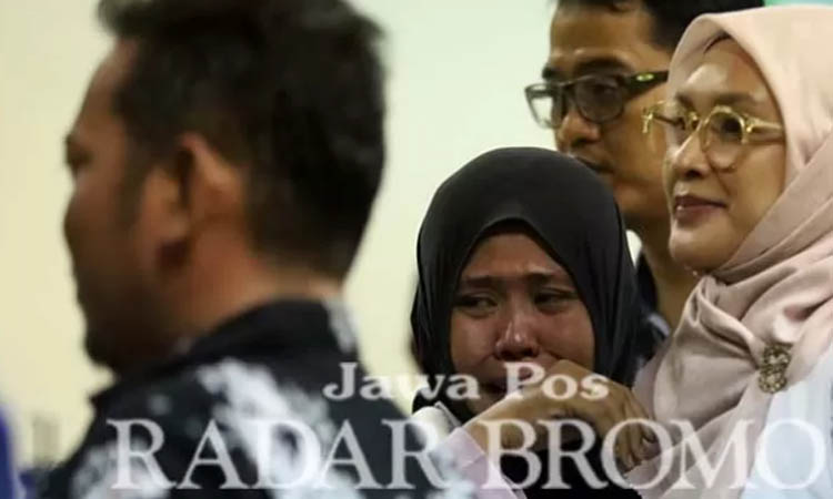Puput Tantriana Sari (kanan) usai mendengar putusan hakim di sidang vonis.