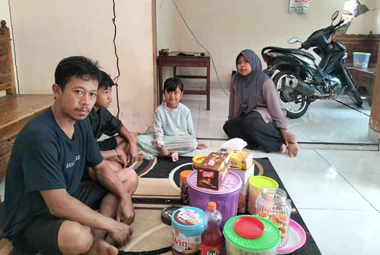 SEDERHANA: Rudianto, 35, warga Sempu, Desa Cowek, Kecamatan Purwodadi, Kabupaten Pasuruan bersama keluarga saat menikmati momen Lebaran di rumah. Meski tampak sederhana, mereka antusias merayakan Leba