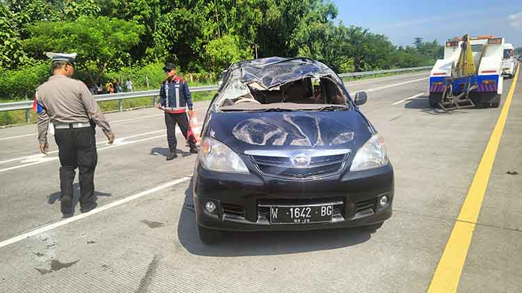 RINGSEK: Kondisi mobil Daihatsu Xenia yang ringsek parah, usai mengalami kecelakaan. Petugas lakalantas yang melakukan olah TKP di jalur Tol Paspro menduga, kalau pengemudi kurang berhati-hati.