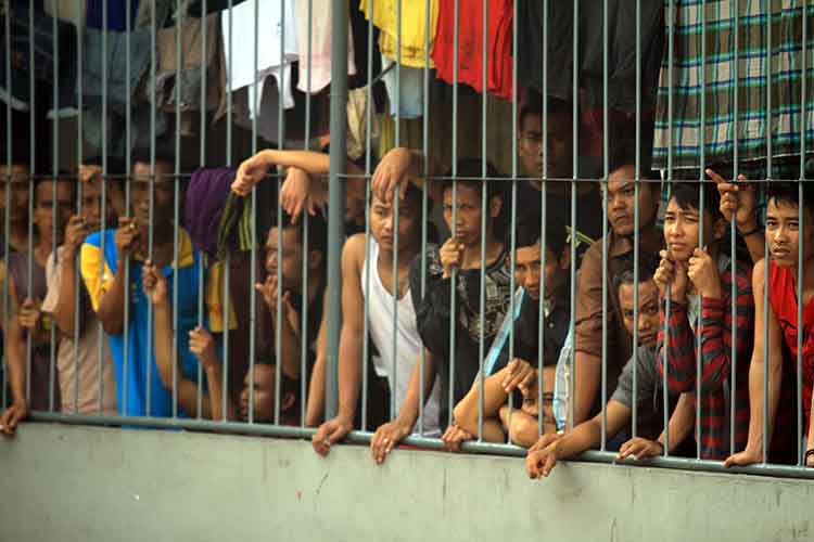 OVERLOAD: Sejumlah warga binaan berada di balik jeruji besi Lapas Kelas IIB Probolinggo.