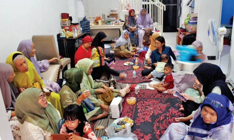 MENIKMATI MENU LEBARAN: Arisan keluarga yang diikuti oleh sebuah keluarga besar di Pasuruan. Acara ini biasanya digelar setelah hari raya Lebaran, sebagai waah untu