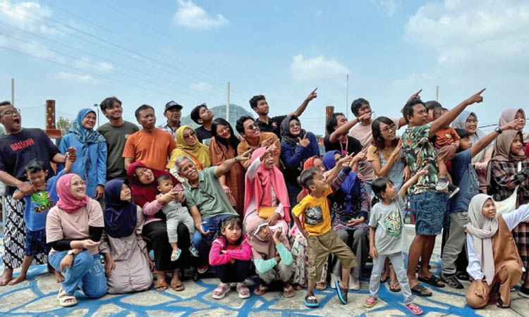 SERU-SERUAN: Keluarga besar Yaning saat arisan keluarga di sebuah tempat hiburan di Pasuruan.