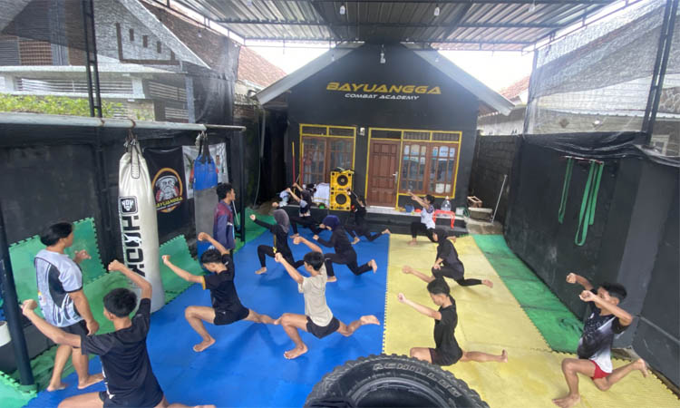 MAYORITAS USIA JUNIOR: Atlet muaythai Kabupaten Probolinggo di sebuah sasana yang ada di Lumbang, mengikuti latihan selama bulan Ramadan lalu, di Lumbang.