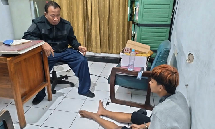 DIDALAMI: RMA (duduk kanan) yang diduga pelaku curanmor saat berada di Mapolsek Pandaan.