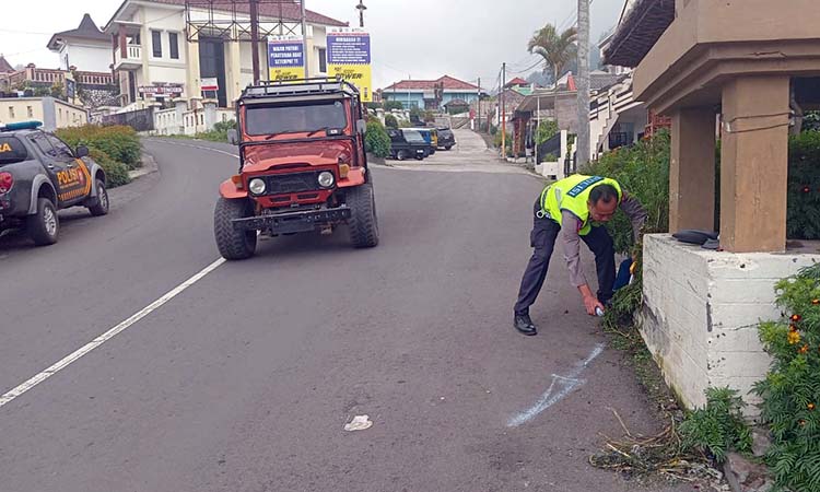 OLAH TKP: Unit Laka Satlantas Polres Probolinggo melakukan olah TKP di perbatasan Desa Ngadisari&ndash;Wonotoro, Kecamatan Sukapura, Minggu (6/4) pagi.