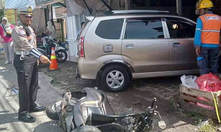 APES: Daihatsu Xenia seusai menabrak median, motor, dan warung buah di Kelurahan-Kecamatan Purwosari.