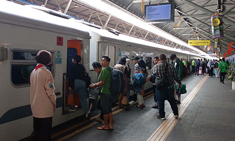 RAMAI: Sejumlah penumpang hendak naik KA di Stasiun Bangil, Kabupaten Pasuruan.