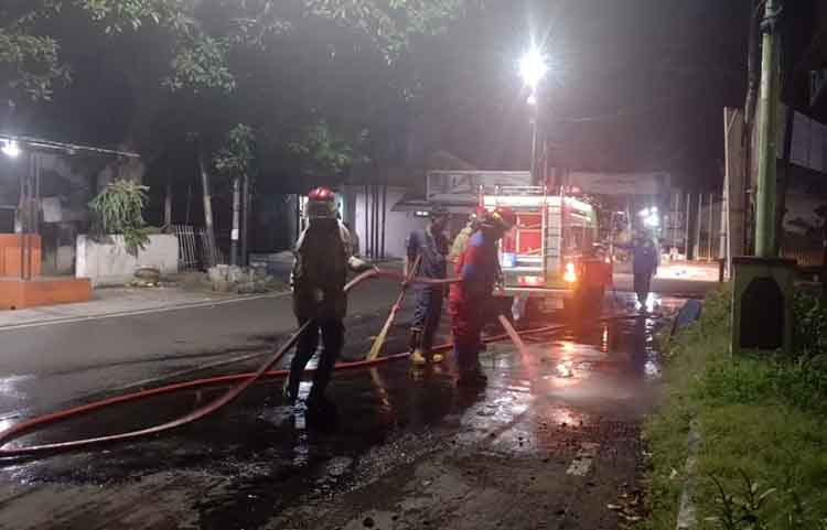 SEMPROT: Tim Damkar Satpol PP Kota Probolinggo membersihkan ceceran pasir di Jalan Gatot Subroto, Kota Probolinggo, Senin (7/4).