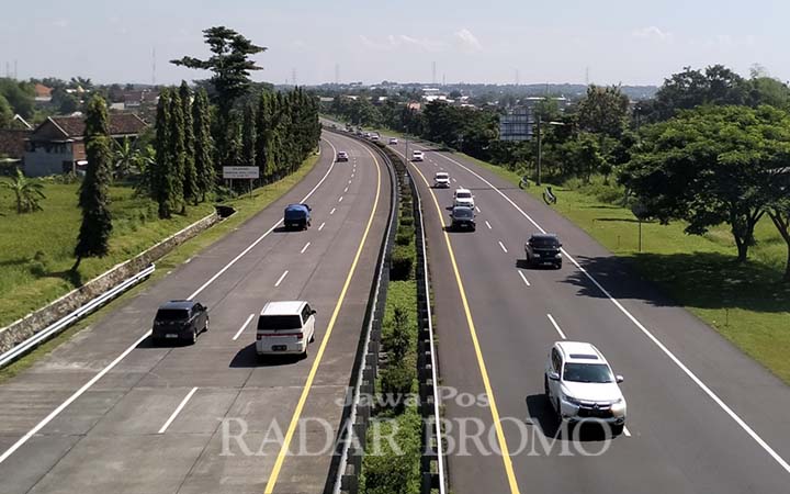 RAMAI LANCAR: Kondisi ruas tol Gempol Pandaan, Senin (7/4). (Rizal Syatori/ Radar Bromo)