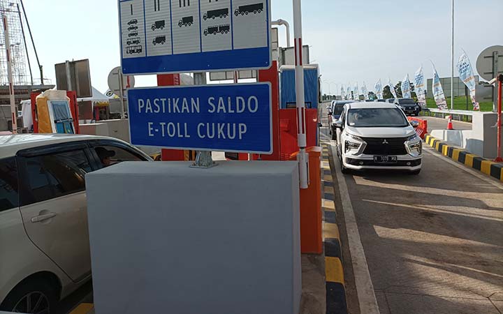 DIBUKA FUNGSIONAL: Nampak pemudik memanfaatkan tol Probowangi I dari pintu tol Kraksaan pada H+7 Lebaran. (Agus Faiz Musleh/ Radar Bromo)