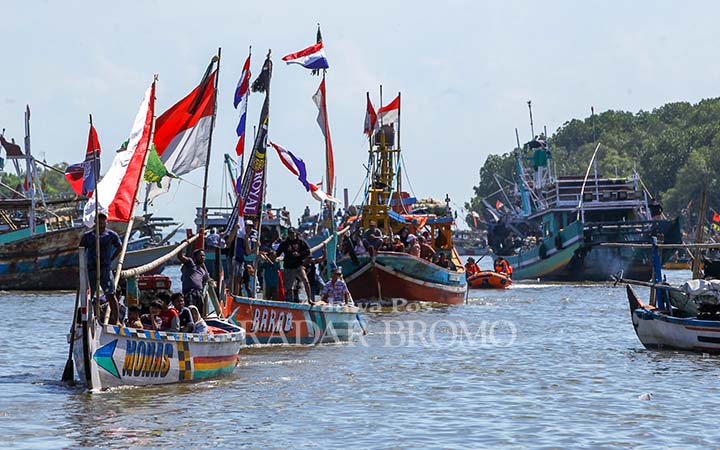 Deretan perahu yang memeriahkan tradisi praonan di kawasan perairan Pasuruan saat hari raya ketupat. (Mokhamad Zubaidillah/ Radar Bromo)