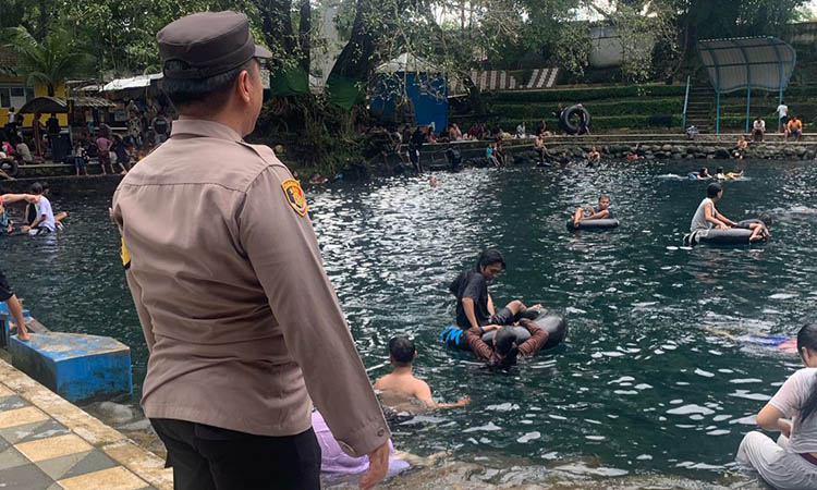 RAMAI: Kondisi Pemandian Alam Banyubiru di Winongan yang diserbu pengunjung. Hanya saja, Lebaran tahun ini dinilai tak seramai tahun sebelumnya.