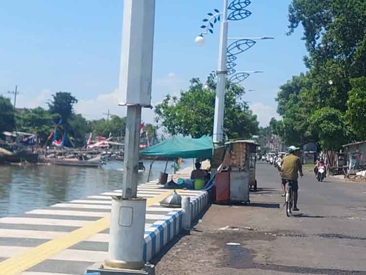 RUSAK: Salah satu tiang PJU di Pelabuhan Pasuruan, yang ornamen di bagian tengahnya raib.