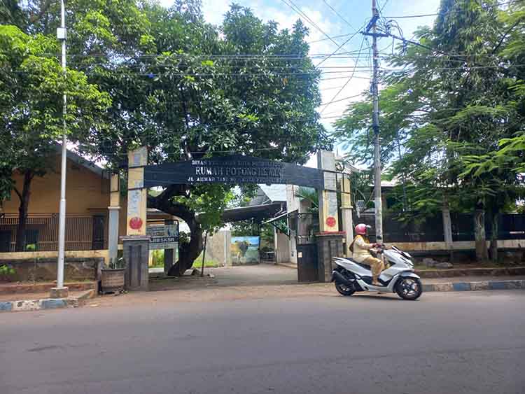 SUMBER PAD: Seorang pemotor melintas di depan Rumah Potong Hewan (RPH) di Jalan Ahmad Yani, Kota Probolinggo.