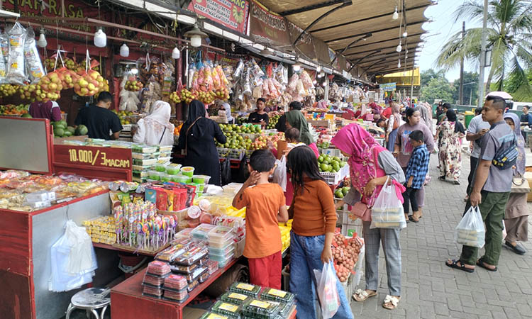 DISERBU: Pengunjung Pasar Wisata Cheng Hoo Pandaan yang sengaja datang untuk berbelanja oleh-oleh. Baik buah ataupun suvenir di kawasan setempat.