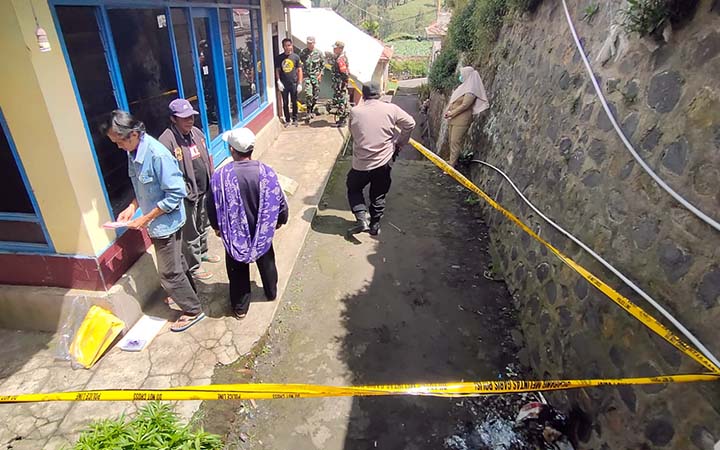 DI-POLICE LINE: Lokasi rumah kontrakan tempat tinggal Ded yang ditemukan tewas gantung diri, Selasa (8/4). (Istimewa)
