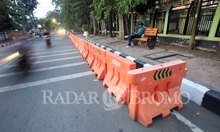KEMBALI DITERTIBKAN: Kawasan tepi jalan Jalan Suroyo mulai depan Mi Gacoan hingga kantor Dishub kembali dipasang barrier agar tak dijadikan tempat parkir. (Zainal Arifin/ Radar Bromo)