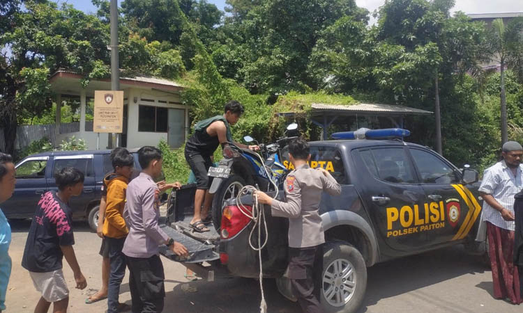 DIANGKUT: Motor Suzuki Satria milik tukang jabel diamankan oleh Polsek Paiton setelah ditinggal oleh pemiliknya karena panik dikejar warga.