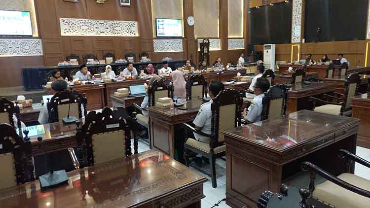 BANYAK KOSONG: Sejumlah kursi di ruang rapat DPRD Kota Probolinggo terlihat banyak yang kosong. Kursi yang disediakan untuk kepala sekolah tak terisi.